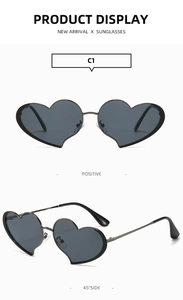 Vue de face et latérale à 45 degrés des lunettes de soleil noires en forme de coeur