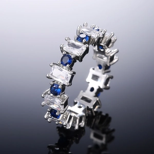Eleganter Silberring mit abwechselnden weißen Zirkonia und blauen runden Edelsteinen