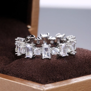 Détail macro d'une bague éternité étincelante avec zircons carrés dans un écrin