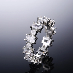Gros plan sur une bague en argent ornée de zircons rectangulaires et ronds alternés