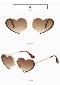 Détail de lunettes de soleil en forme de cœur avec monture dorée et verres dégradés