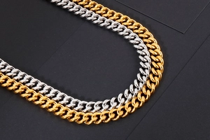 Detail von silbernen und goldenen Panzerketten mit polierten flachen Gliedern