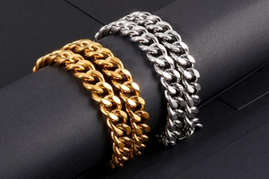 Makro-Detail von polierten Gold- und Silber-Panzerarmbändern auf schwarzem Display