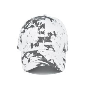 Detailansicht des Batik-Marmormusters auf einem schwarz-weißen Baumwoll-Sonnenvisier-Cap