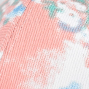 Nahaufnahme von Köper-Baumwollgewebe mit pink-blauem Batikmuster auf der Sonnenblende