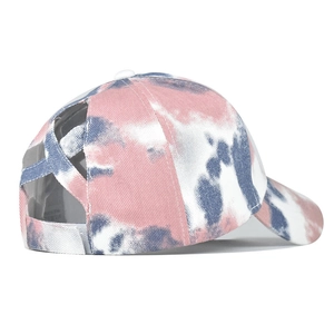 Detail der pink-blauen Batik-Pferdeschwanz-Mütze mit elastischen Überkreuz-Trägern hinten