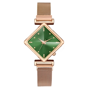 Montre femme or rose élégante avec cadran vert en losange et bracelet magnétique