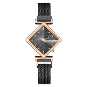 Montre élégante pour femme avec cadran noir en losange et bracelet en maille or rose