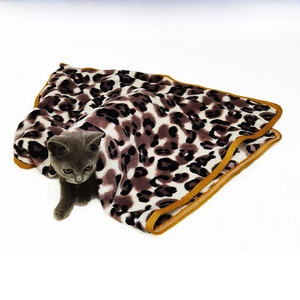 Detailed view of leopard print plush pet blanket with yellow trim, size 100x65cm