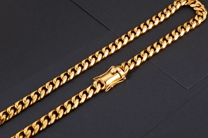 Dettaglio di una catena cubana dorata con un design della chiusura a doppia sicurezza