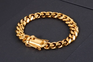 Dettaglio ravvicinato di un bracciale a catena cubana placcato oro con chiusura quadra