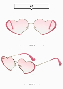 Vues de face et de côté de lunettes de soleil coeur en métal doré avec verres dégradés rose