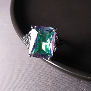 Vintage-Ring mit rechteckigem Regenbogen-Topas und floraler Silber-Gravur
