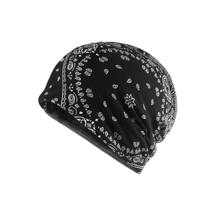 Détail de la doublure en polaire grise et du motif cachemire sur le bonnet noir