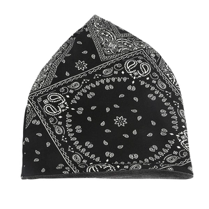 Détail du bonnet d'hiver avec motif paisley et doublure polaire grise pour la chaleur