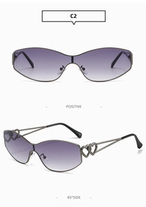 Détail des lunettes de soleil en métal gris avec ornements cœurs et verres violets
