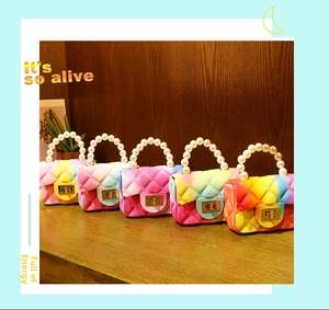 Détail de mini sacs en gelée avec texture matelassée et poignées en perles aux couleurs dégradées
