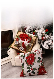 Détails de housses de coussin de Noël avec motifs de cardinal et poinsettia sur un fauteuil