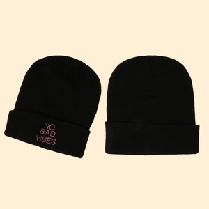 Deux bonnets en tricot noirs avec broderie rose NO BAD VIBES pour l'hiver