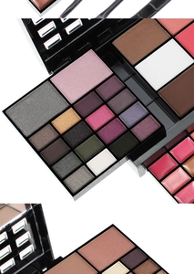 Detaillierte Draufsicht auf ein professionelles mehrlagiges 74-Farben Makeup Paletten Set