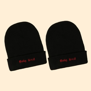Bonnet en tricot noir à la mode avec broderie Baby Devil rouge et un style classique