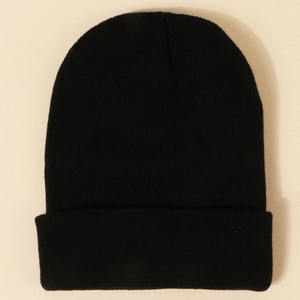 Gros plan sur la maille côtelée noire et le revers d'un bonnet d'hiver classique