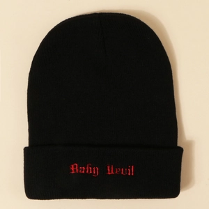 Détail de la broderie Baby Devil rouge sur un bonnet en maille noir à revers