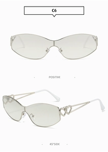 Détail de lunettes Y2K avec branches argentées ornées de double cœurs évidés