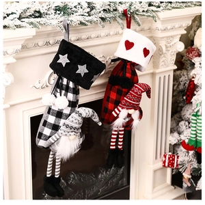 Détail de chaussettes de Noël à carreaux rouges et noirs avec des poupées gnomes 3D