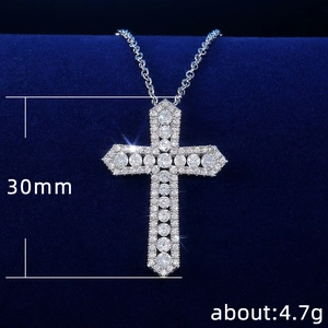 Collier avec pendentif croix serti de zircons, finition argentée, hauteur 30mm