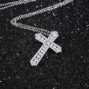 Collier croix en argent serti de zirconiums cubiques avec finition pavée étincelante