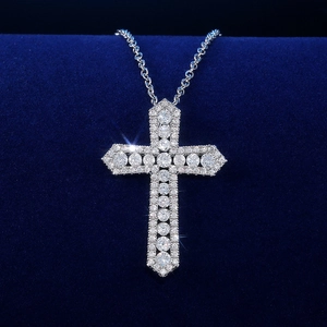 Vue macro d'un collier pendentif croix en argent serti de zircons brillants