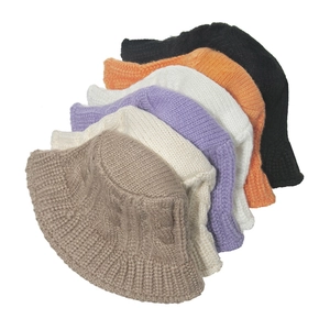 Gebreide vissershoeden voor dames in zes kleuren waaronder bruin en oranje voor de herfst