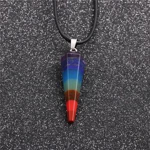 Collana etnica con ciondolo esagonale in pietre chakra arcobaleno e cordoncino nero