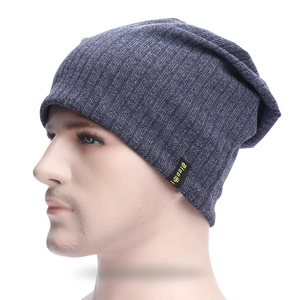 Berretto in maglia blu mélange con motivo a coste e logo per attività invernali