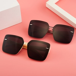 Fashionable oversized square sunglasses for women with metal accents in black and beige
