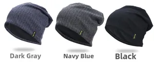 Dettaglio di berretti in maglia a righe blu, grigio scuro e nero con fodera interna