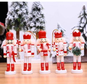 Cinque soldati schiaccianoci in legno in uniformi rosse e bianche su superficie di legno