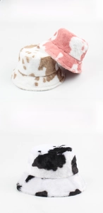 Détails des bobs en fausse fourrure motif vache en rose, marron et noir pour l'hiver