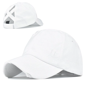 Détail de la casquette délavée blanche avec bandes élastiques croisées pour queue de cheval
