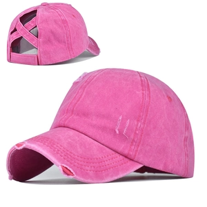 Détail d'une casquette en coton délavé rose avec bandes élastiques croisées pour queue de cheval