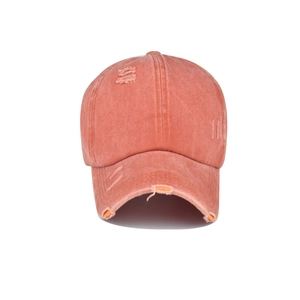 Détail de la casquette de baseball corail en coton délavé avec déchirures et visière