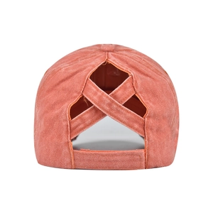 Détail de la casquette corail en coton délavé avec sangles croisées pour queue-de-cheval