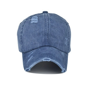Vue détaillée de la casquette de baseball en denim délavé avec effet usé et trous