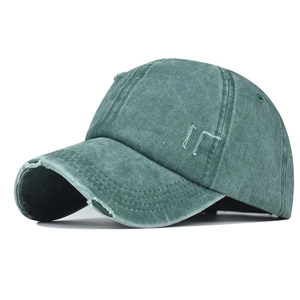 Détail de la casquette queue de cheval vert délavé avec effets usés et surpiqûres