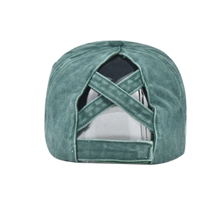 Détail des bandes croisées élastiques sur casquette queue de cheval vert foncé lavé