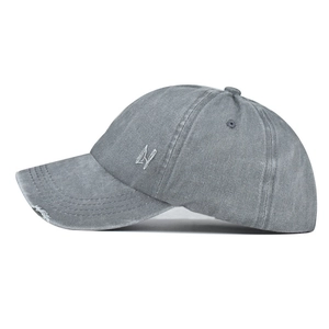 Détail de la casquette queue de cheval en coton délavé gris avec broderie LH et bord usé