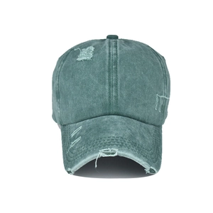 Détails de la casquette en coton délavé vert sauge avec effets vintage usés et déchirés