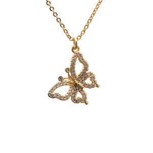 Elegante collana con ciondolo a farfalla dorata con micro-pavé di zirconi su sfondo bianco