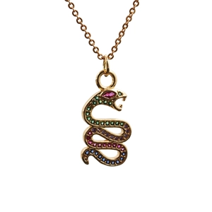 Collar con colgante de serpiente dorada y gemas de colores para mujer en fondo blanco